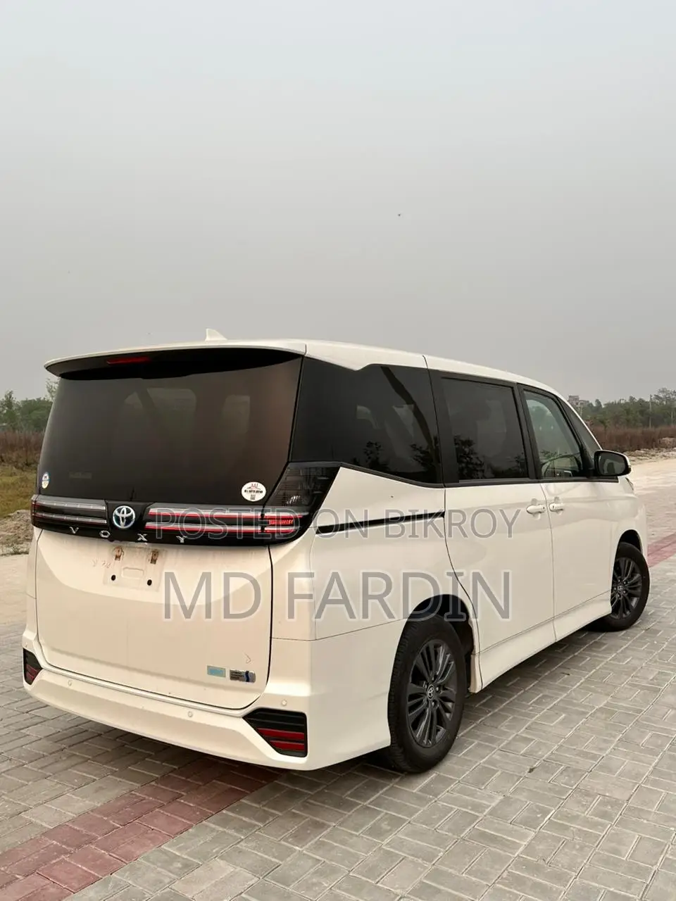 Toyota Voxy 2024