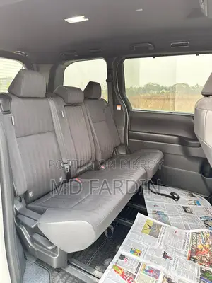 Toyota Voxy 2024