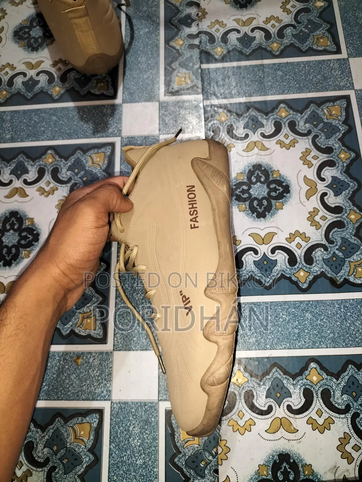 Fashionable Sports Sneakers