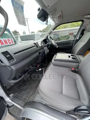 Toyota Hiace Dx Silver 2021