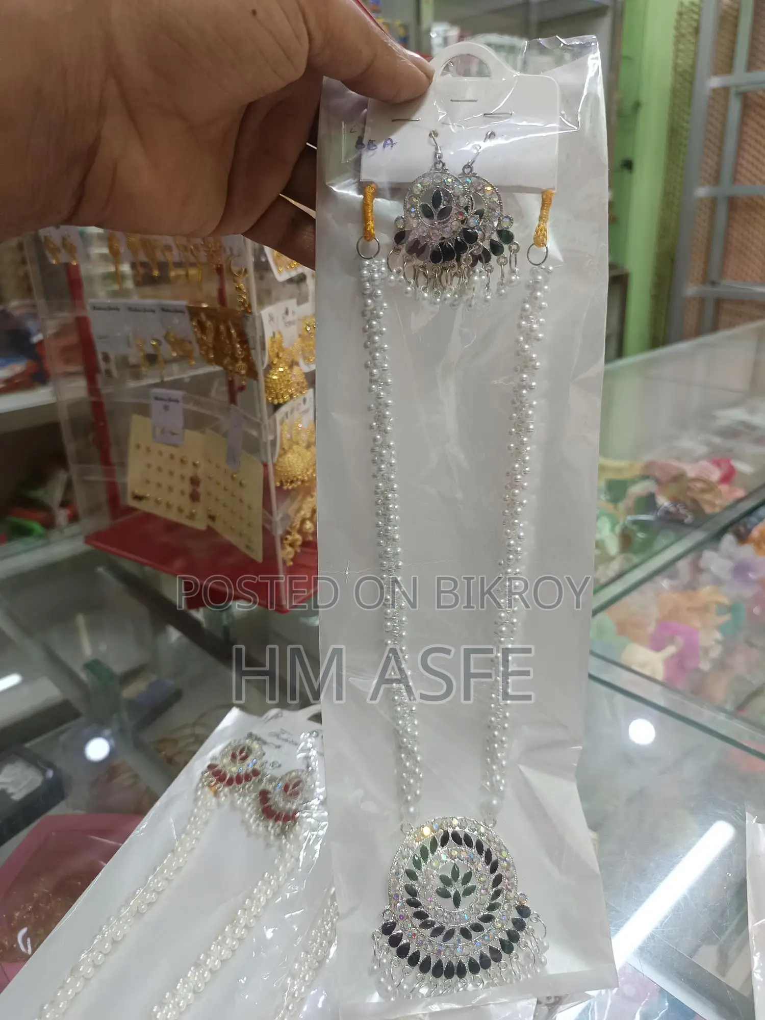 নেকলেস বিক্রয়ের জন্য