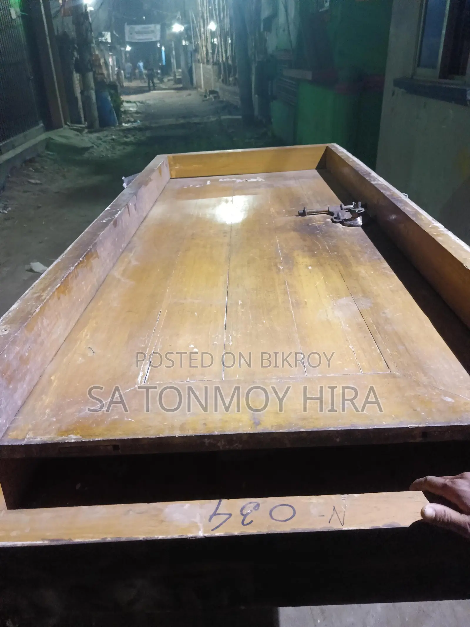 ২ টি চিটাগং সেগুন কাঠের চোকাট সহ দরজা।