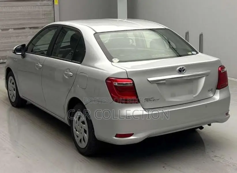 Toyota Axio Ex Hybrid Silver 2020