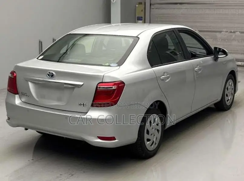 Toyota Axio Ex Hybrid Silver 2020