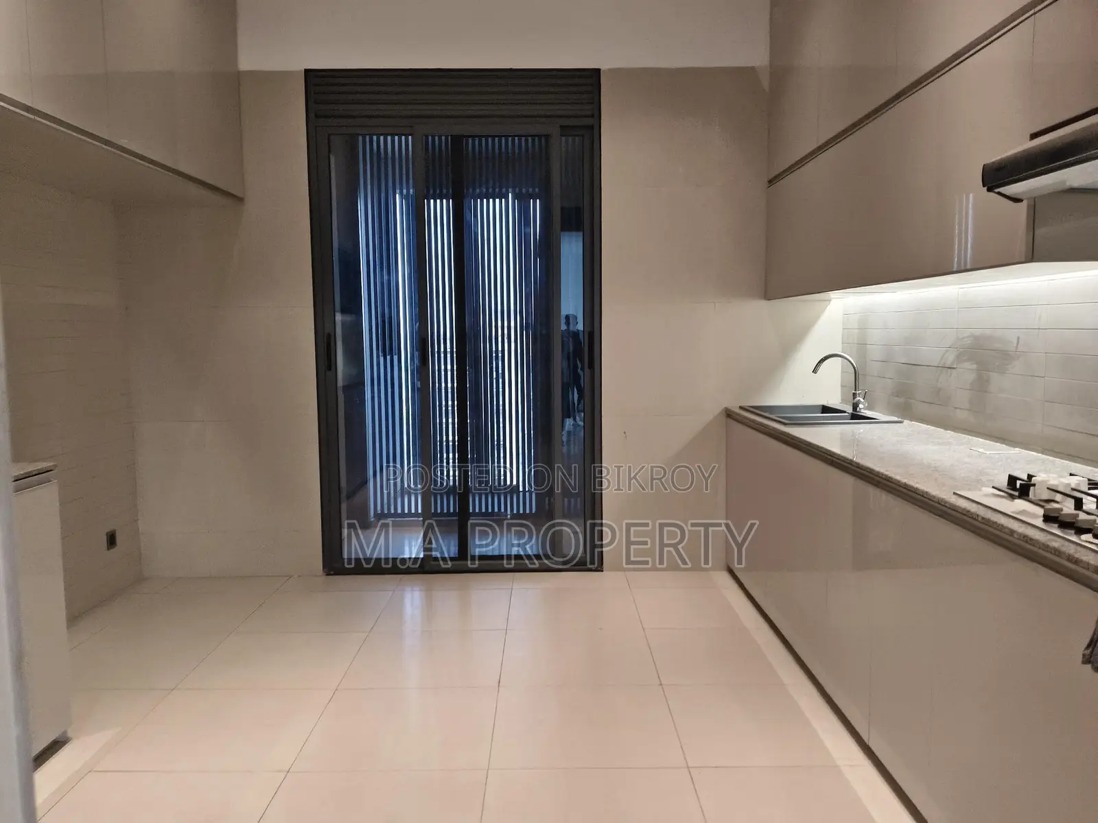 New Apartment Rent 4-Bedroom 6700sqft 2-Carpark