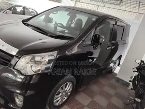 Toyota Noah . 2011
