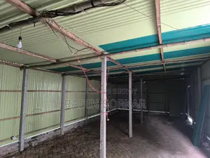 কারখানা বা গোডাউন একদম রাস্তার সাথে