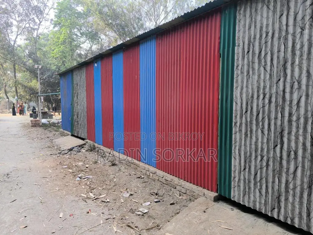 কারখানা বা গোডাউন একদম রাস্তার সাথে