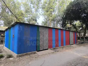 কারখানা বা গোডাউন একদম রাস্তার সাথে