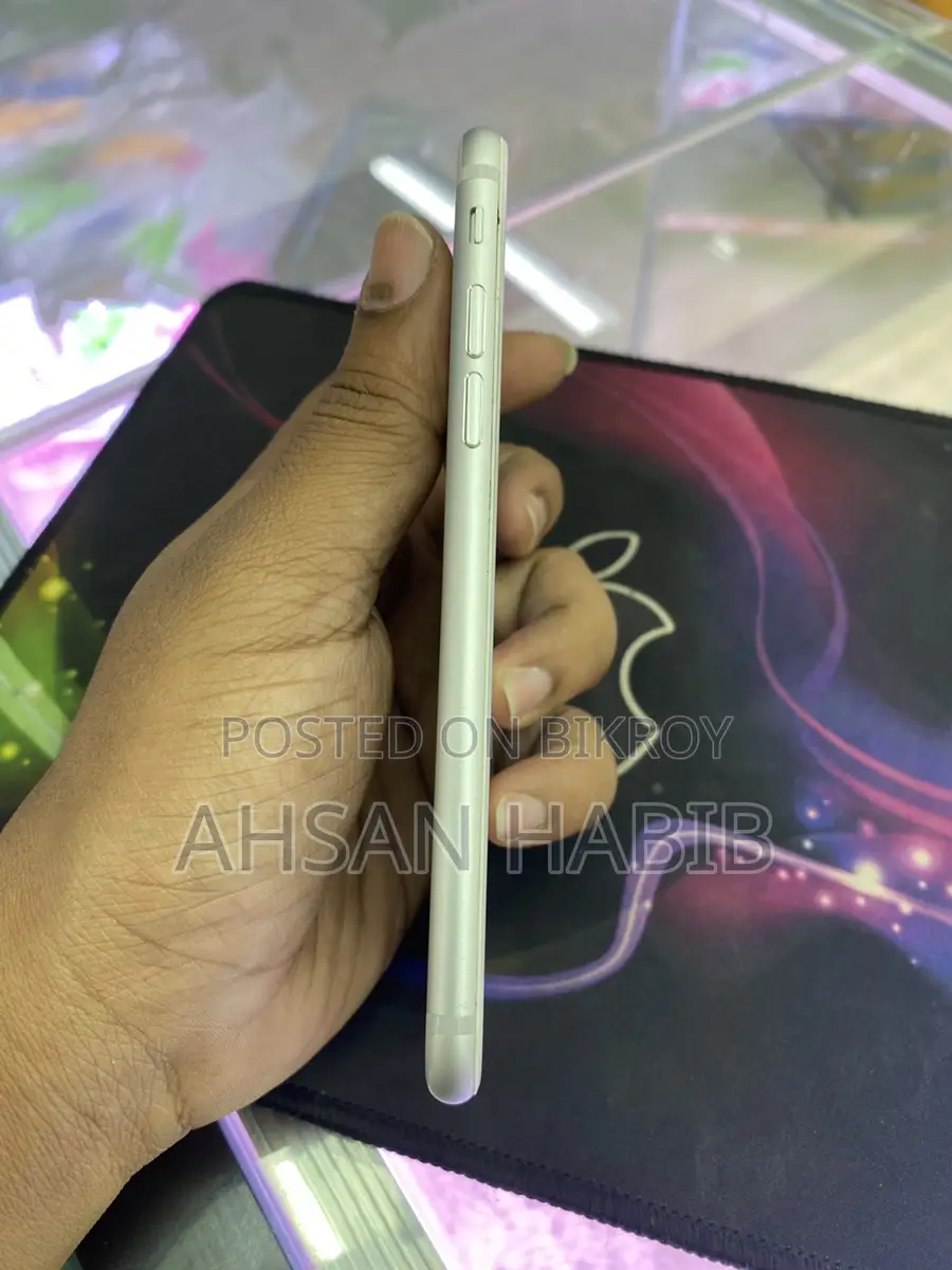 Apple iPhone 7 128GB ইউকে ভেরিয়েন্ট (ব্যবহৃত)