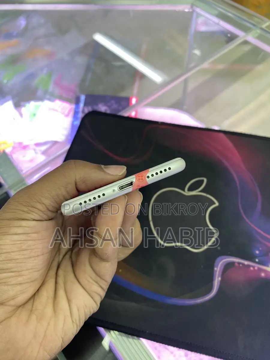 Apple iPhone 7 128GB ইউকে ভেরিয়েন্ট (ব্যবহৃত)