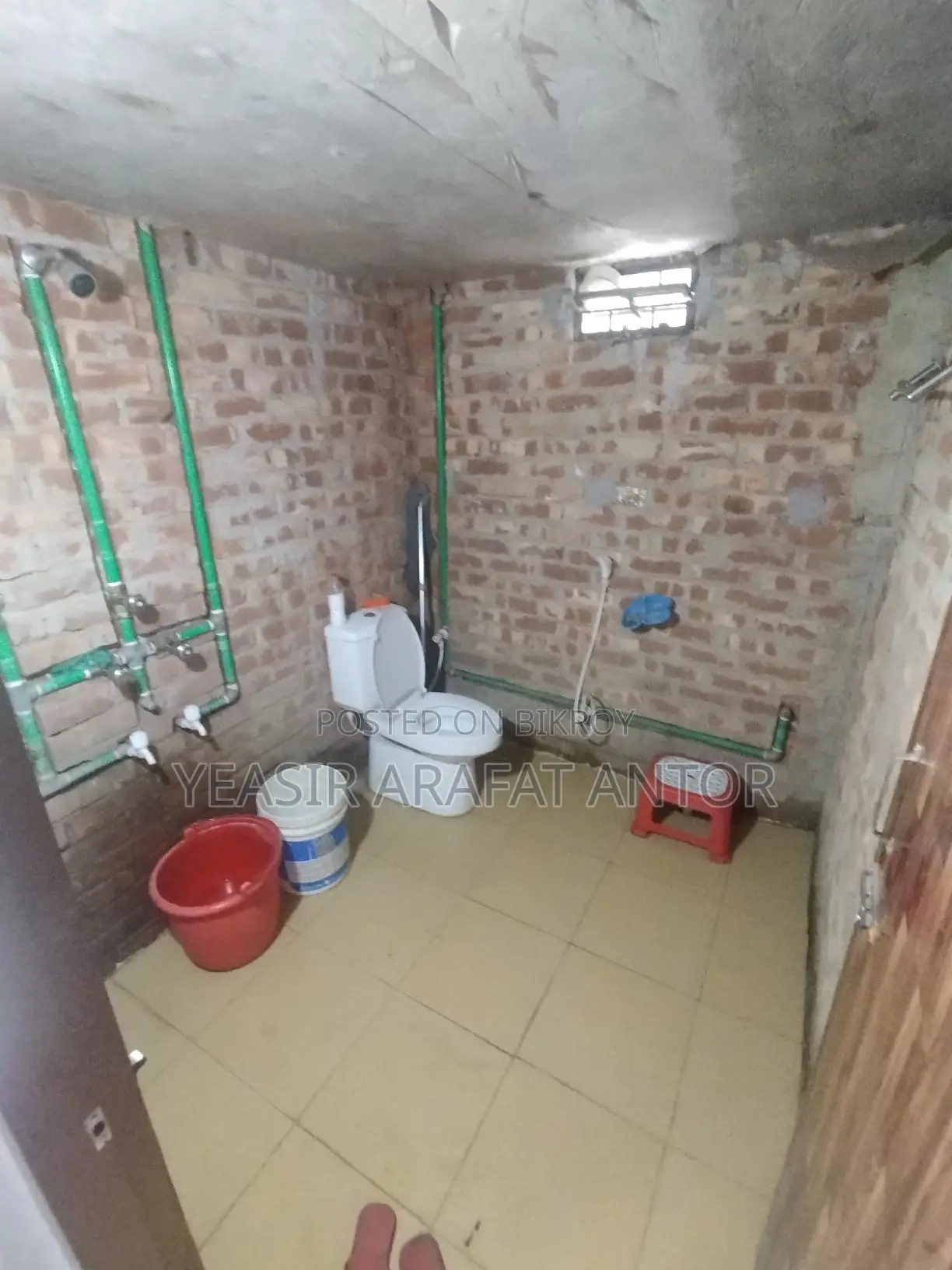 Rent 2 rooms in a secure and well-furnished 4-room house.