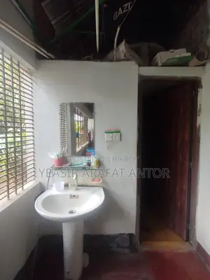 Rent 2 rooms in a secure and well-furnished 4-room house.