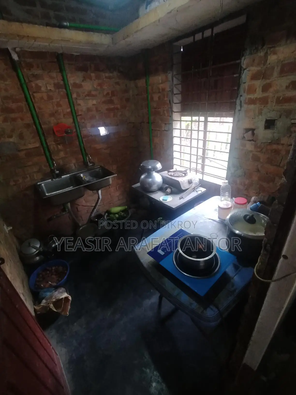 Rent 2 rooms in a secure and well-furnished 4-room house.