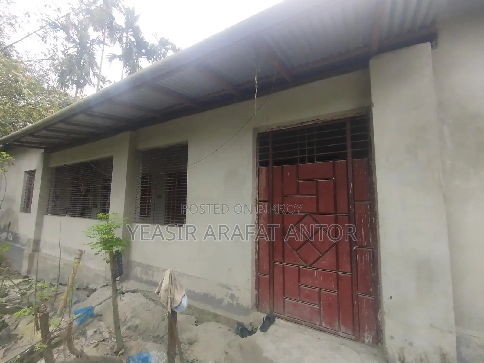 Rent 2 rooms in a secure and well-furnished 4-room house.