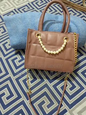 Luxury-Style Pearl Chain Handbag