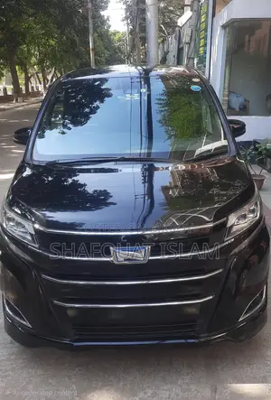 Toyota Noah Hybrid 2017