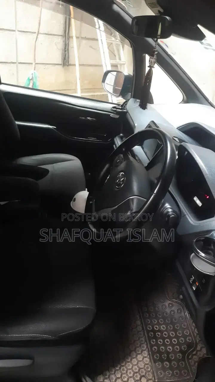 Toyota Noah Hybrid 2017