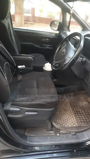 Toyota Noah Hybrid 2017