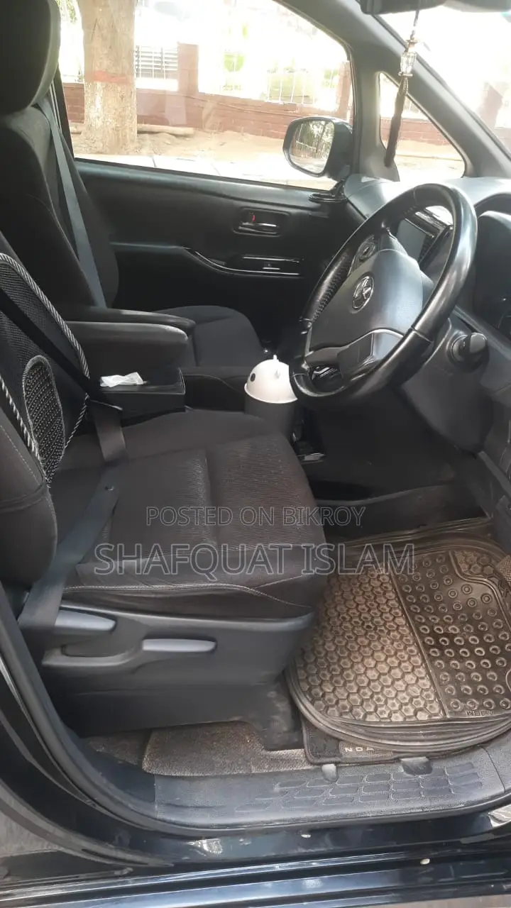 Toyota Noah Hybrid 2017