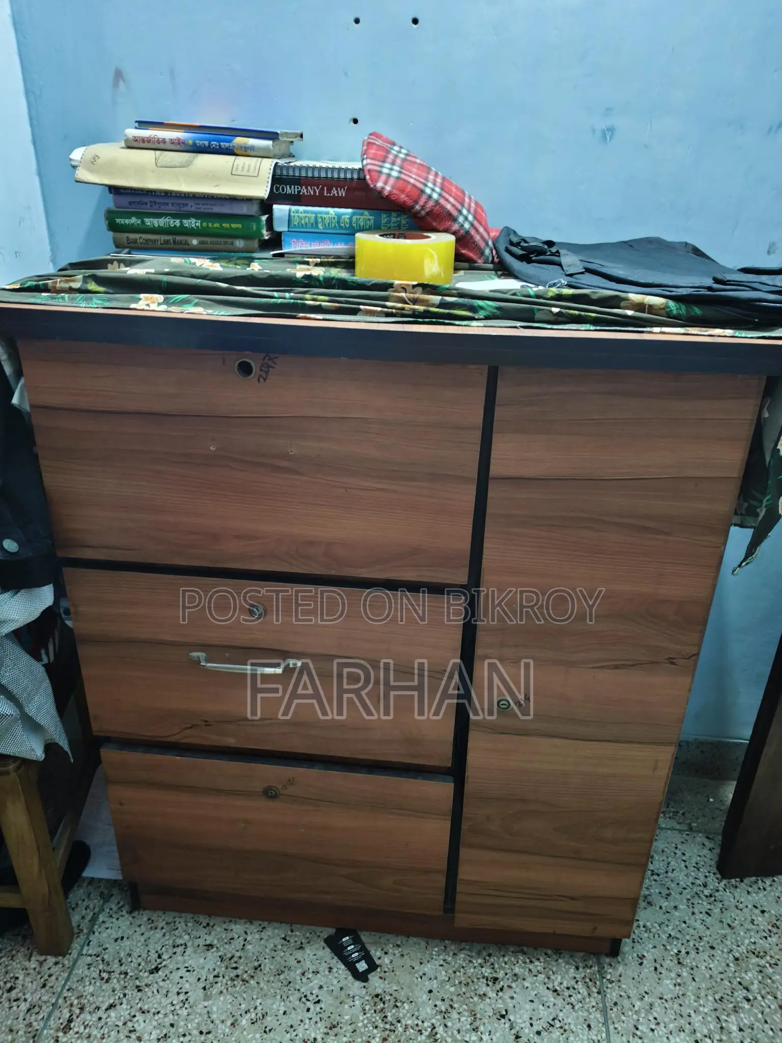 ছোট সাইজের আলমারি