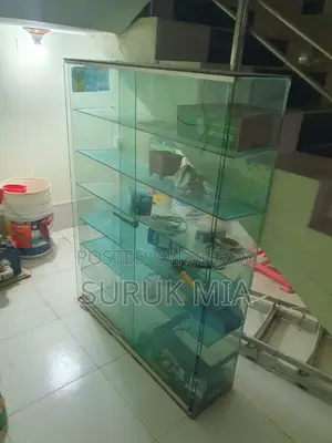 কাঁচের শোকেজ বিক্রি করা হবে চার ফুট বাই তিনফুট৬"তারিয়া৭টা।