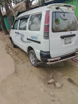 Toyota Noah 2001