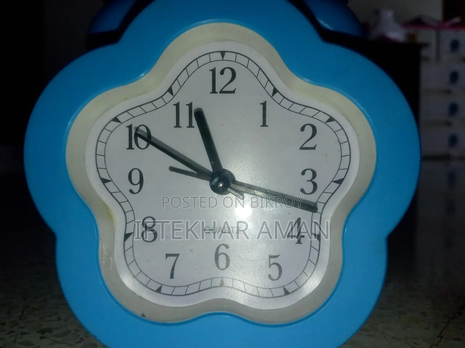 ছোট নীল রঙের ঘড়ি