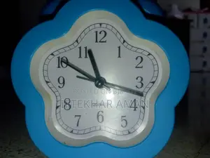 ছোট নীল রঙের ঘড়ি