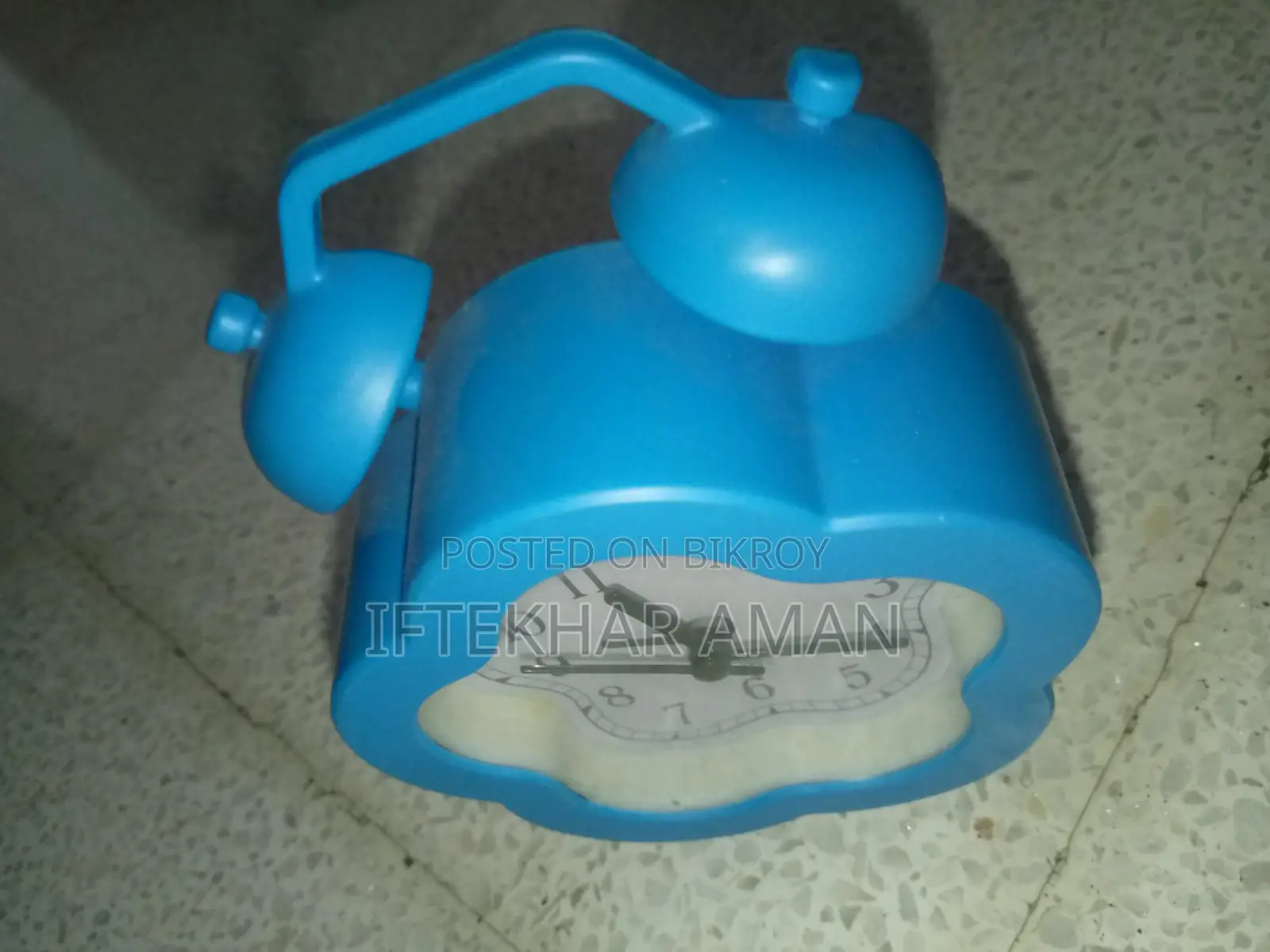 ছোট নীল রঙের ঘড়ি