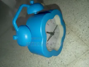 ছোট নীল রঙের ঘড়ি