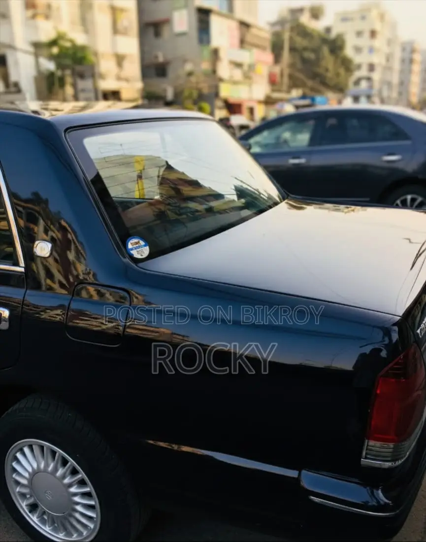 Toyota Crown . 2003
