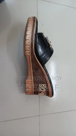 টপ লাইফস্টাইল লেডিস সেমি হিল জুতা