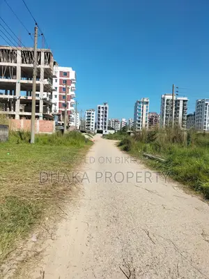 সেক্টর-১৫/সি-তে মেট্রো স্টেশন সংলগ্ন ৩ কাঠার পূর্বমুখী জমি
