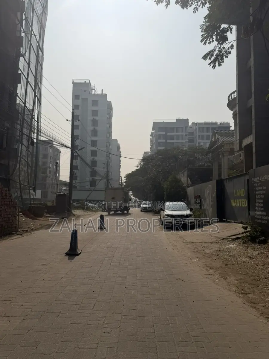 বসুন্ধরা এম ব্লক ৮ কাঠা দক্ষিণমুখী প্লট বিক্রয়।