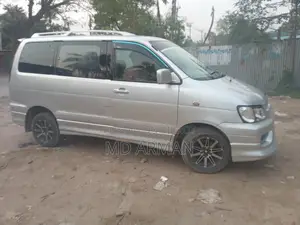 Toyota Noah . 2001