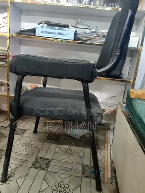 পুরাতন চেয়ার 🪑