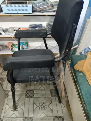 পুরাতন চেয়ার 🪑