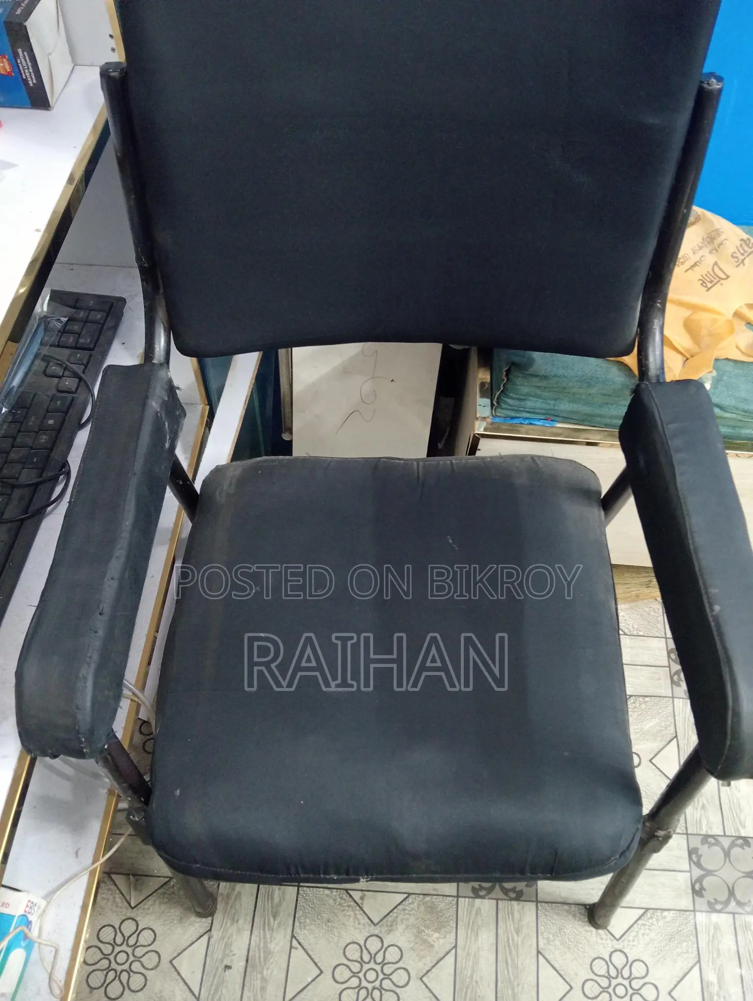 পুরাতন চেয়ার 🪑