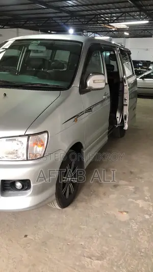 Toyota Noah 2004