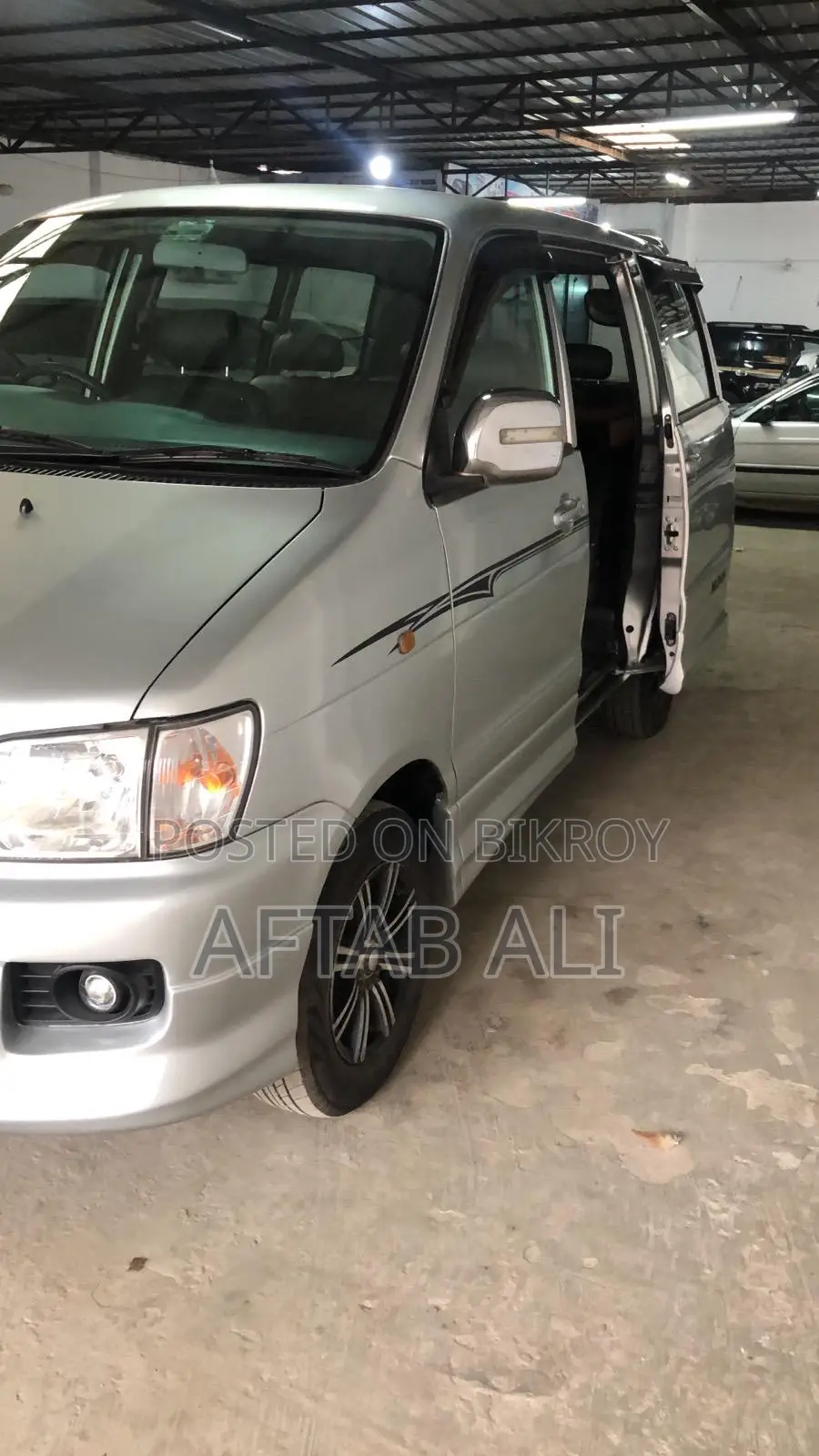 Toyota Noah 2004