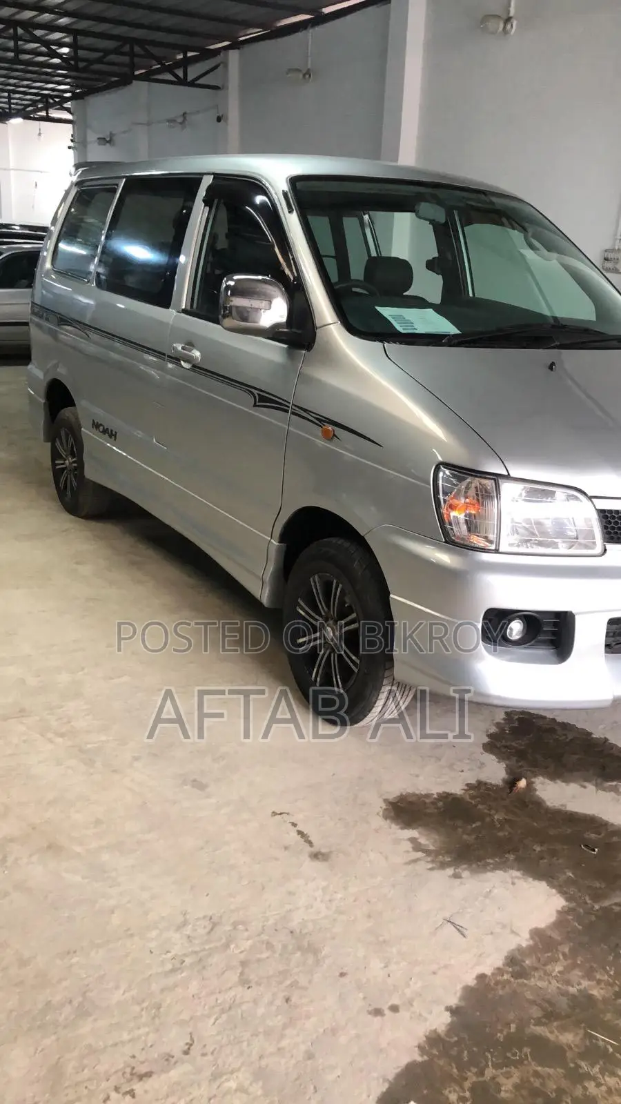Toyota Noah 2004