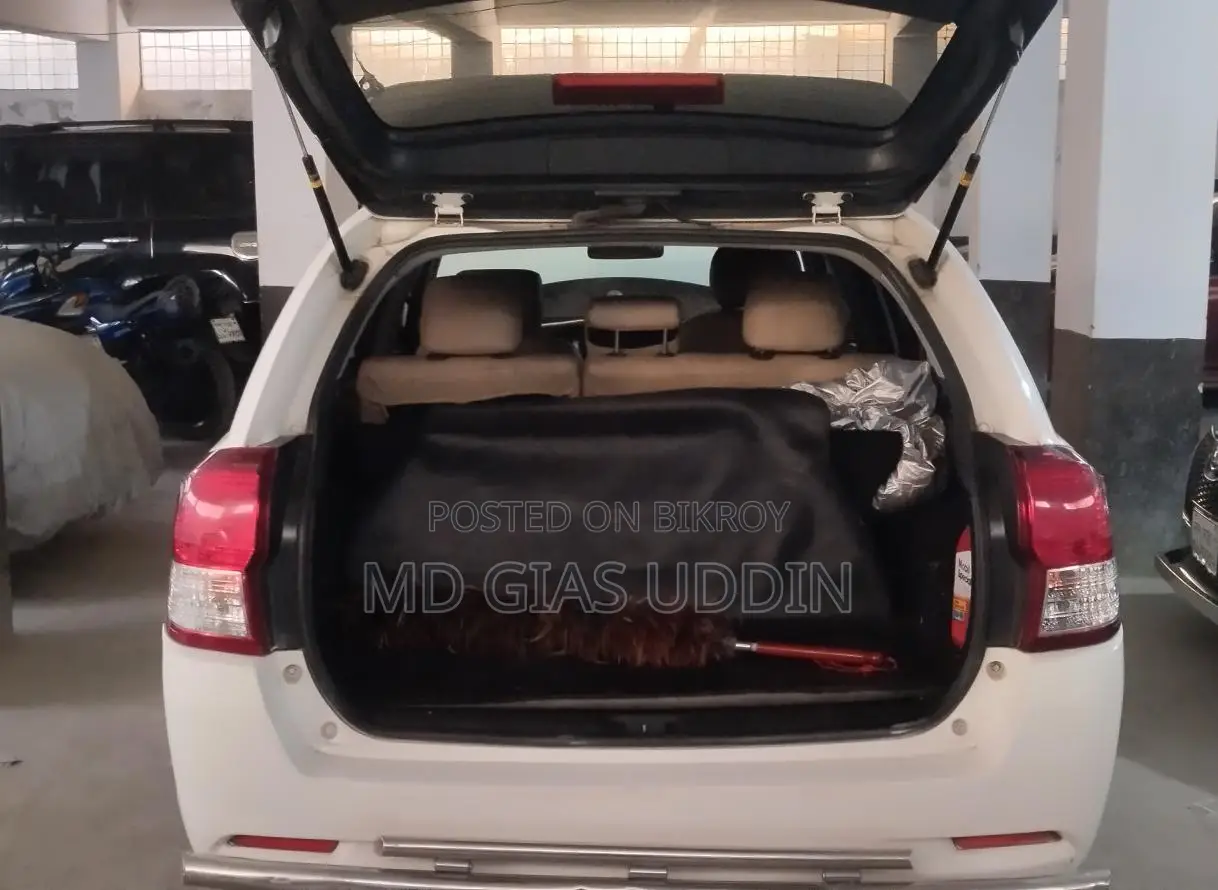 Toyota Fielder . 2012