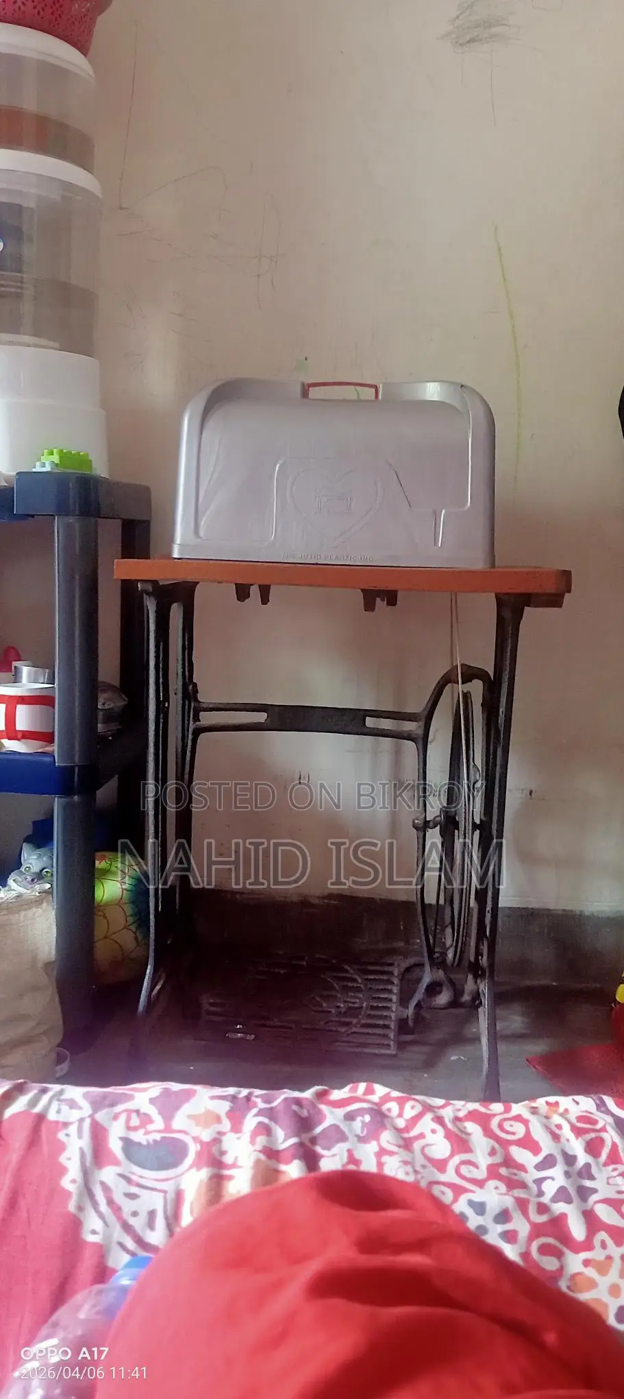 পুরোনো শেলাই মেশিন