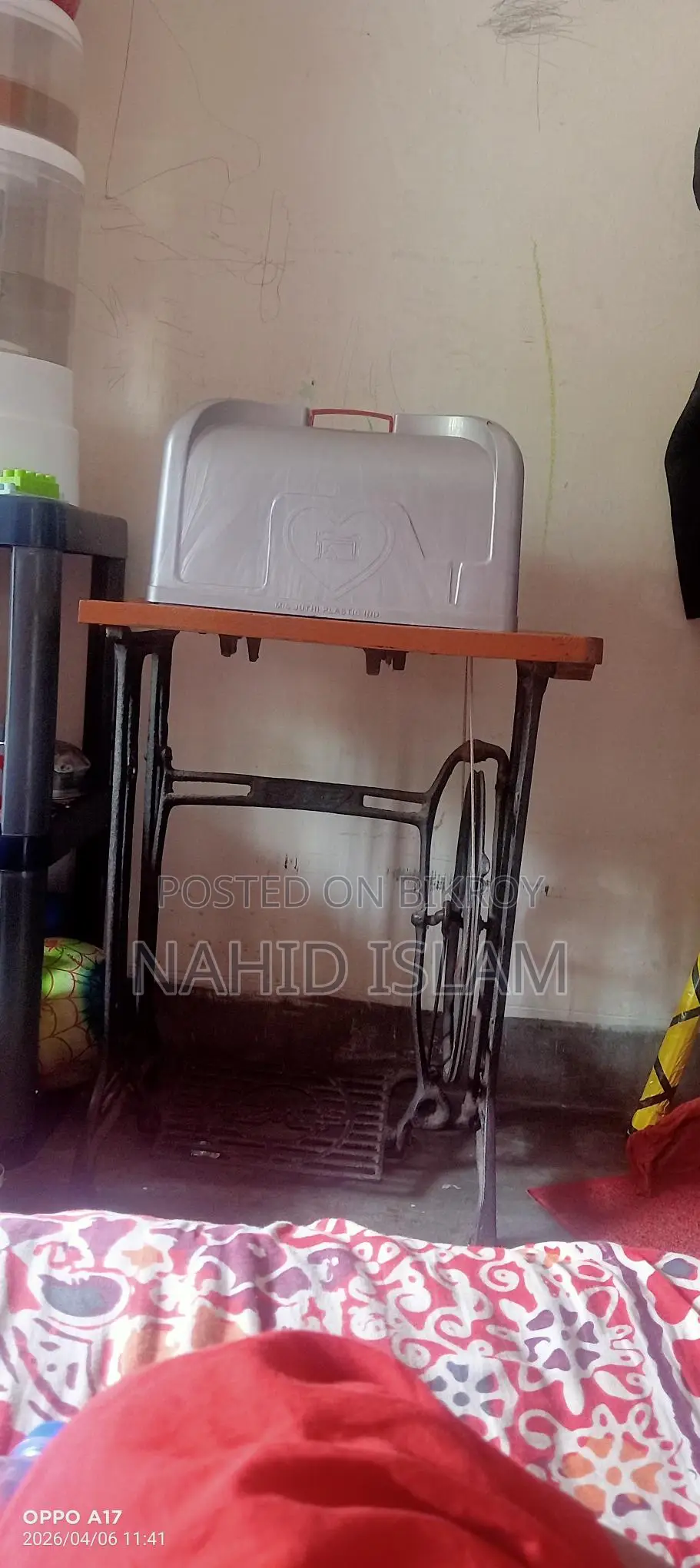 পুরোনো শেলাই মেশিন