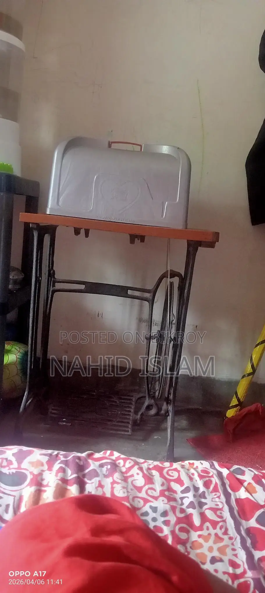 পুরোনো শেলাই মেশিন