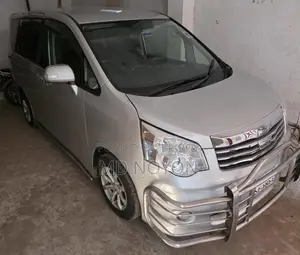 Toyota Noah X 2010