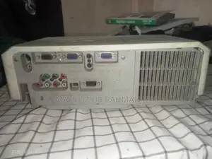 Hitachi cp-x2511 projector
