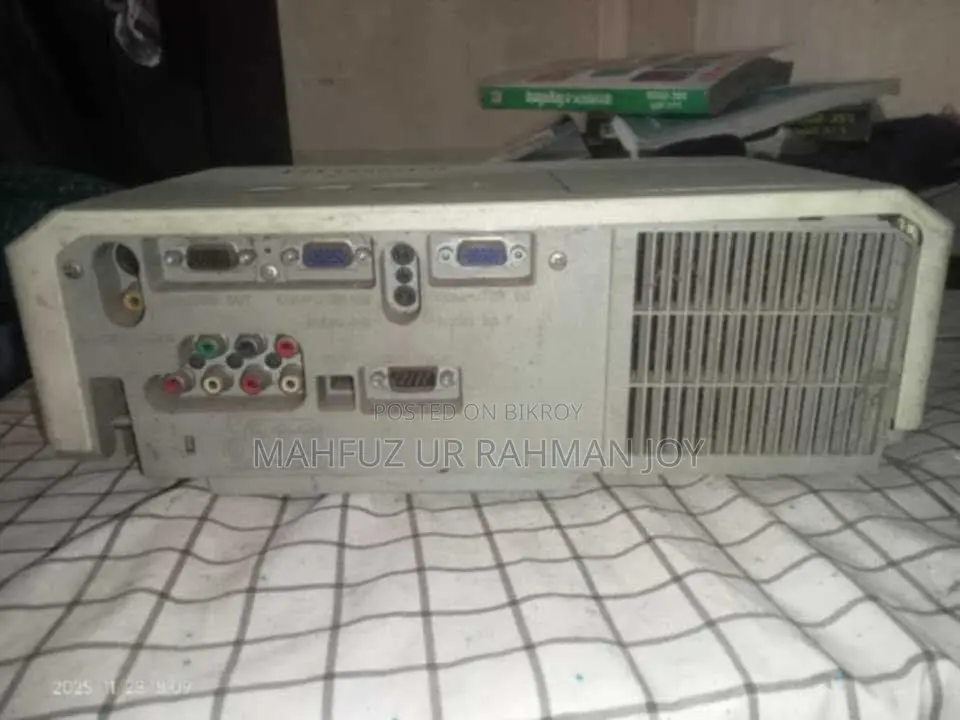 Hitachi cp-x2511 projector