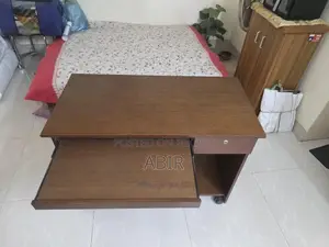 কম্পিউটার টেবিল